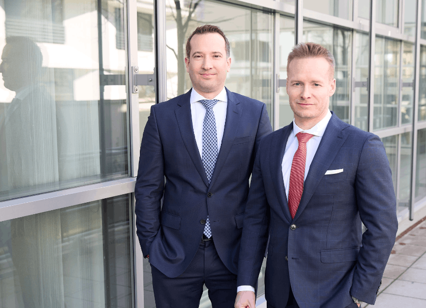 Freigestelltes Foto eines Rechtsanwalts der Kanzlei Friese & Adelung im Büro
