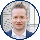 Porträtfoto von Rechtsanwalt Maximilian Adelung, rundes Profilbild