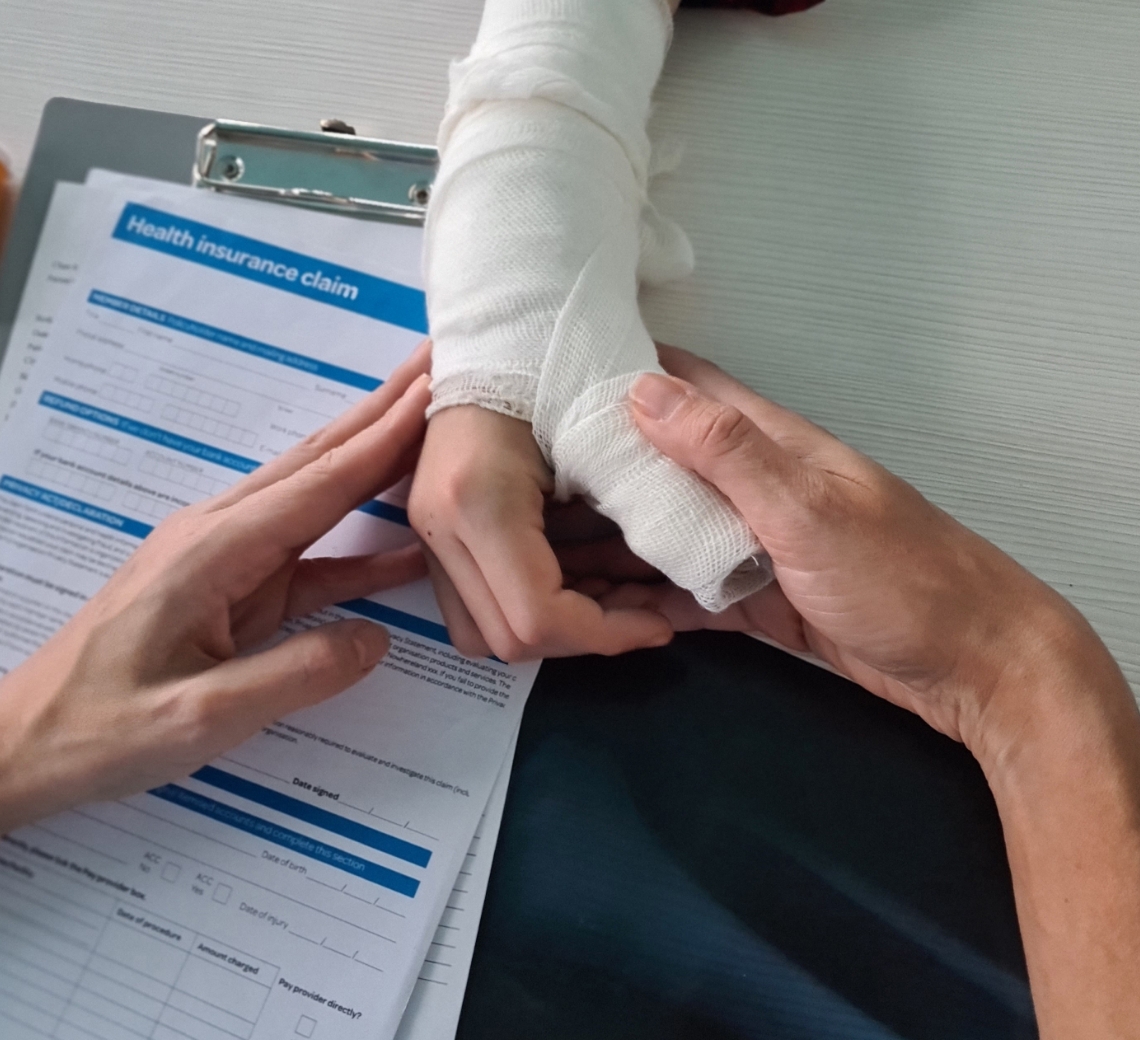 Patient mit gebrochenem Arm beim Arzttermin in der Klinik, Symbolbild Unfallversicherung