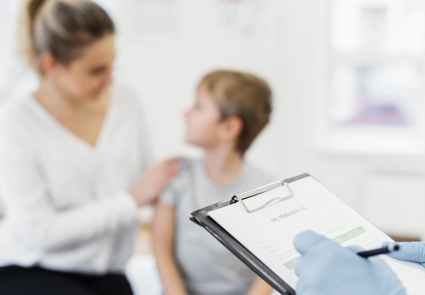 Arzt hält eine Patientenakte in der Hand, Nahaufnahme, Symbolbild Kinder- und Jugendmedizin