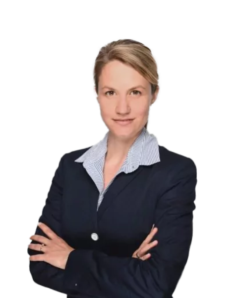 Freigestelltes Foto einer Frau in Business-Blazer mit verschränkten Armen vor grauem Hintergrund