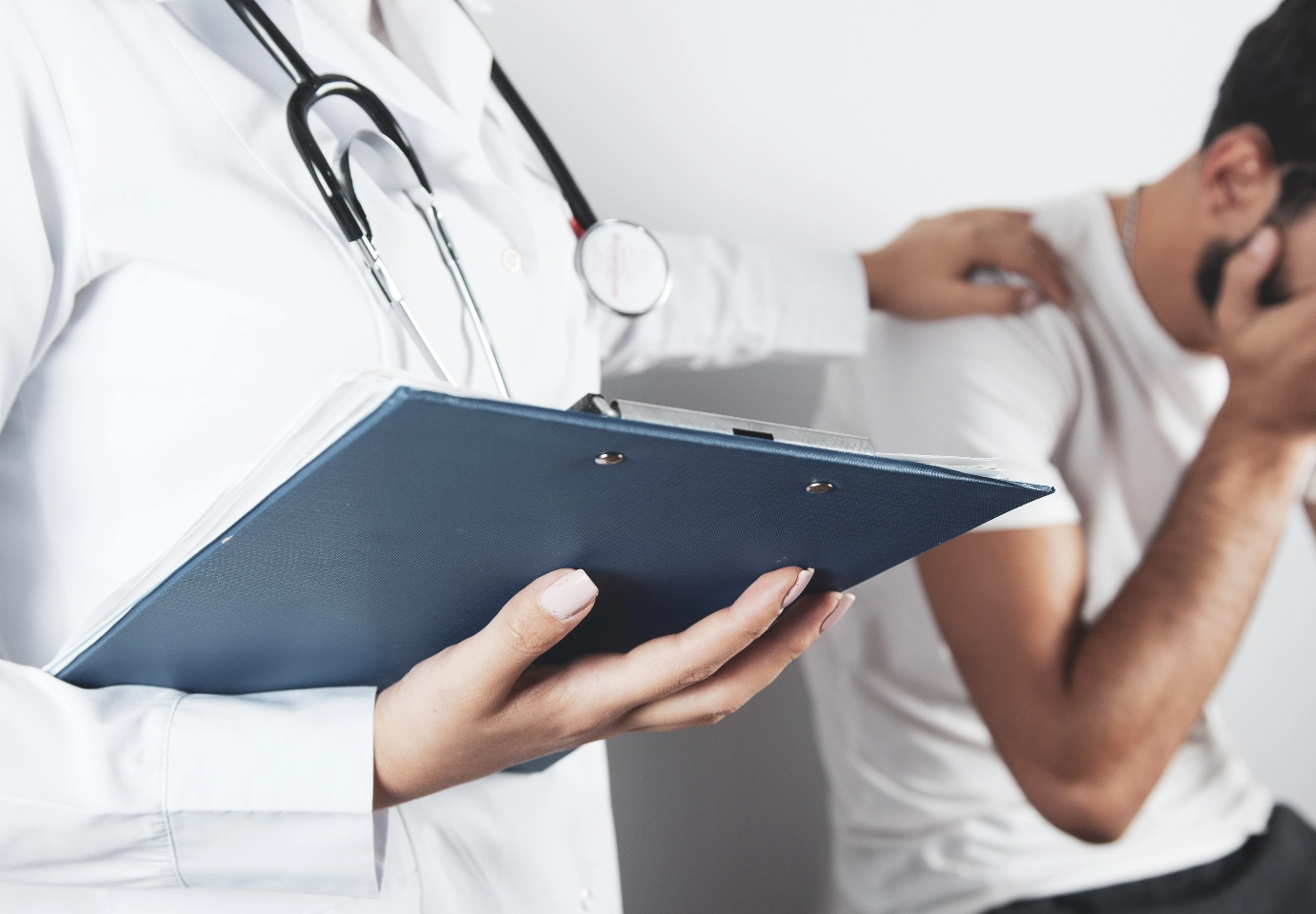 Patientengespräch zwischen Arzt und Patientin, Symbolbild Behandlungsfehler