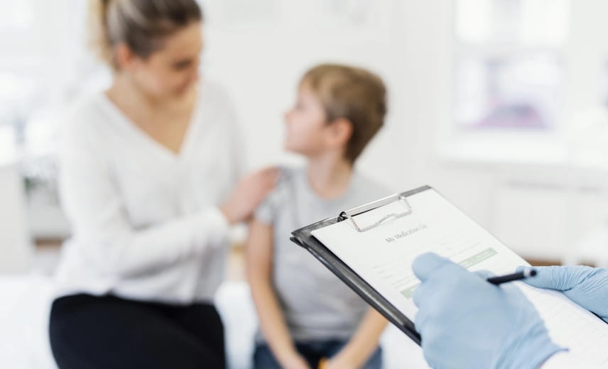 Arzt hält eine Patientenakte in der Hand, Nahaufnahme, Symbolbild Kinder- und Jugendmedizin