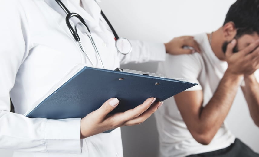 Patientengespräch zwischen Arzt und Patientin, Symbolbild Behandlungsfehler