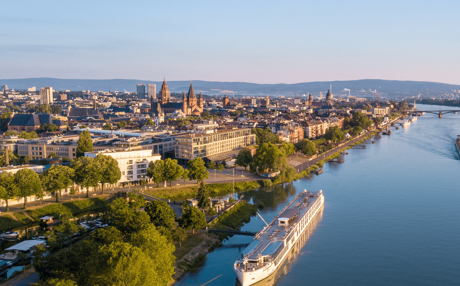 Skyline von Mainz mit Blick auf den Mainzer Dom und den Rhein – Patientenanwalt, Anwalt für Medizinrecht in Mainz